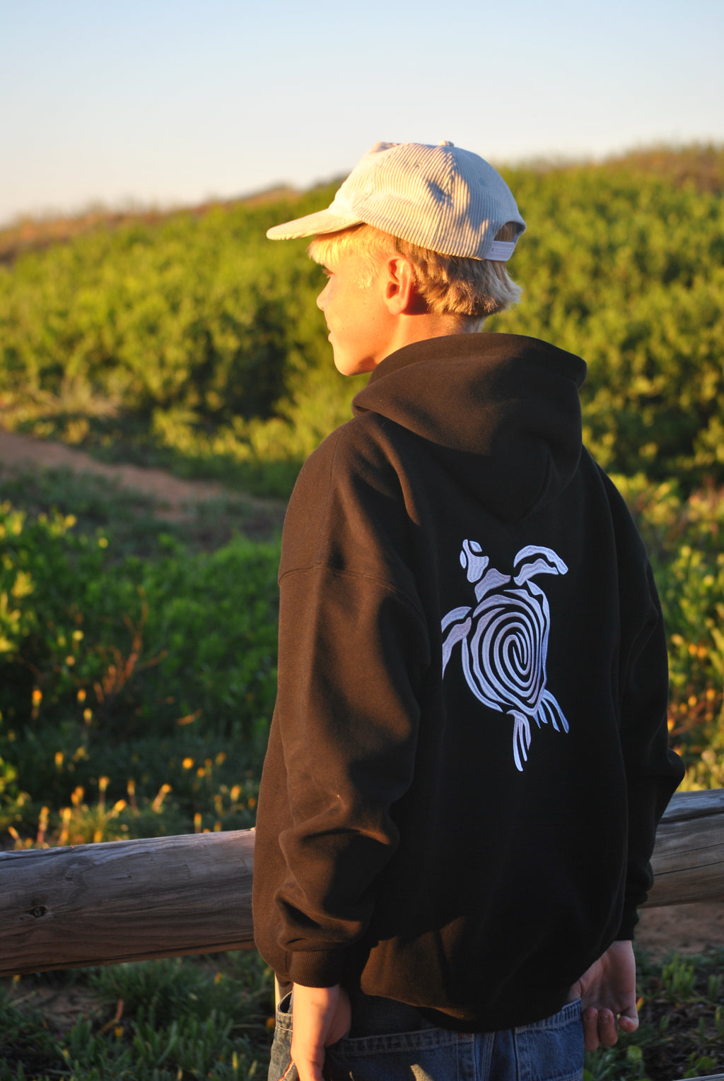 Saltysurfco. Coastal hoodie turtle {black}