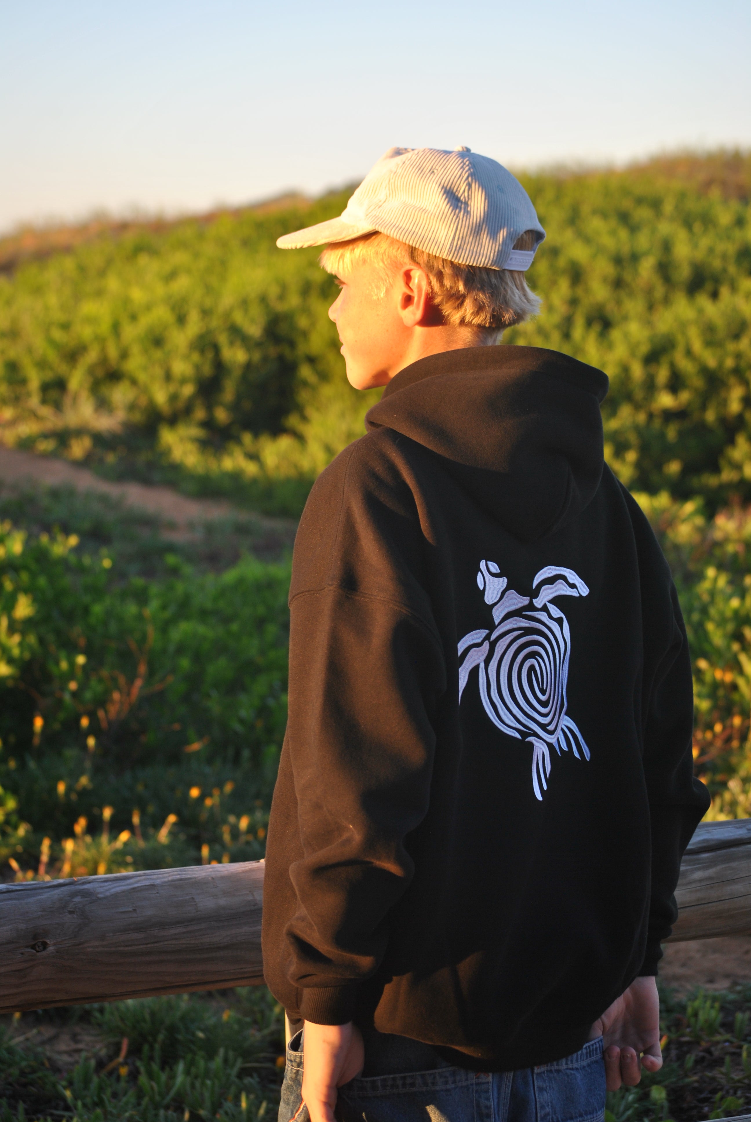 Saltysurfco. Coastal hoodie turtle {black}